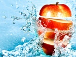 Manzana cortada en el agua