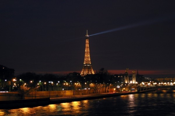 La Torre Eiffel de noche (París)