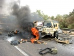 Jeep del ejército en llamas