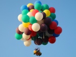 Volando con muchos globos de colores