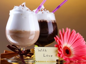 Postal: Dos cócteles de café en copas, con una flor y mucho amor