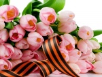Un gran ramo de tulipanes rosas