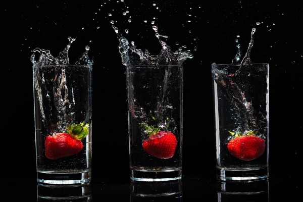 Fresas dentro de vasos de agua