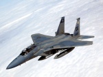 Un F-15 sobre las nubes