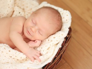 Postal: Bebé durmiendo en una cesta