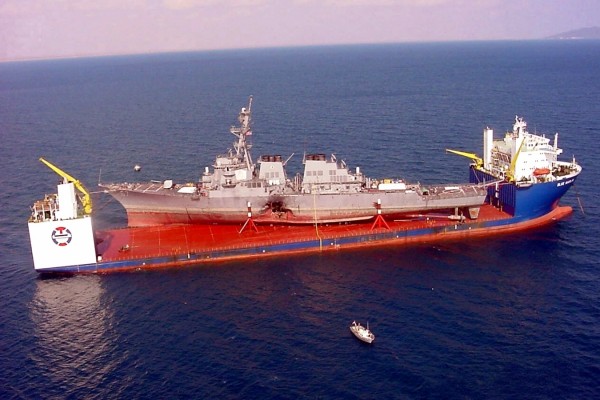 El Blue Martin transportando el destructor USS Cole