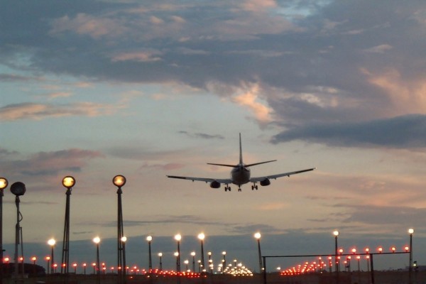 Avión de pasajeros sobrevolando el Aeropuerto de Bruselas