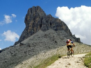Postal: Ascendiendo en mountain bike por un camino pedregoso