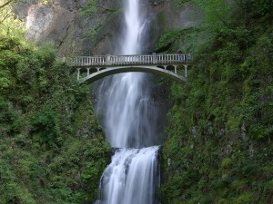Postal: Puente junto a una cascada