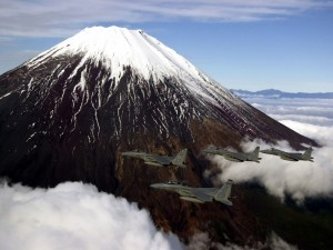 Postal: Aviones de combate sobrevolando un volcán