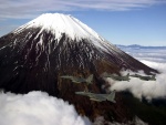 Aviones de combate sobrevolando un volcán