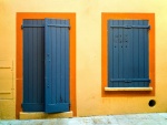Puerta y ventana azules