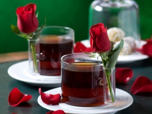 Postal: Dos tazas de té con una rosa