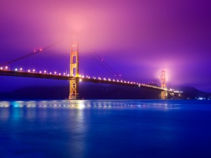 Postal: Niebla púrpura sobre el Golden Gate (San Francisco)