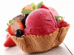 Barquillo con helado y frutas