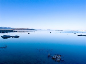 Postal: Aguas azules en el Lago Mono (California)