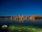 Formaciones rocosas en medio de un lago, de noche