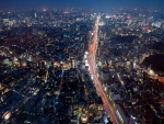 Carretera atravesando la ciudad de Tokio, Japón