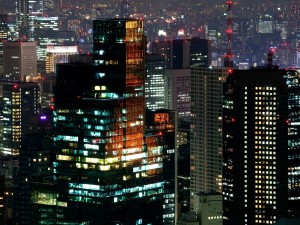 Luces nocturnas en unos rascacielos de Tokio, Japón