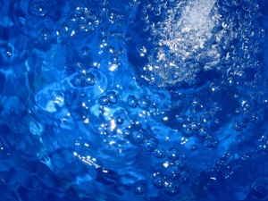 Agua azul con burbujas