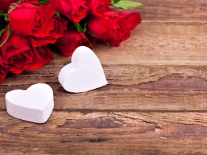 Postal: Dos corazones blancos y unas rosas