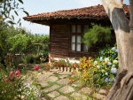 Cabaña de madera con su pequeño jardín