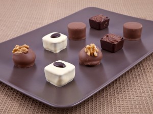Postal: Bombones de chocolate blanco y negro con frutos secos