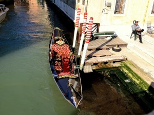 Postal: Una góndola de lujo en Venecia