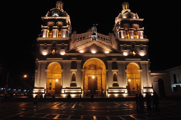 Vista nocturna de la Catedral de Córdoba (Argentina)