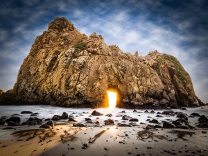 La puerta de fuego, Pfeiffer Beach (Big Sur, California)