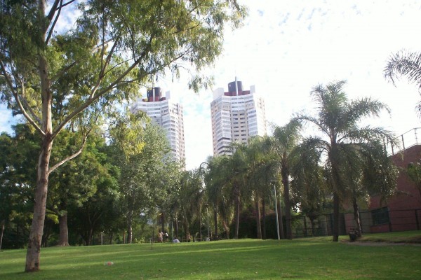 Edificios cerca de un parque en la ciudad de Buenos Aires (Argentina)