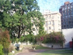Vista desde un jardín al barrio La Recoleta (Buenos Aires, Argentina)