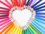 Lápices de colores formando un corazón