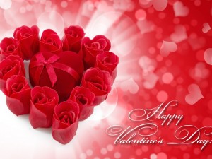 Postal: Rosas rojas y una cajita con forma de corazón para regalar el Día de los Enamorados