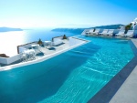 Piscina de un hotel frente al mar (Santorini, Grecia)