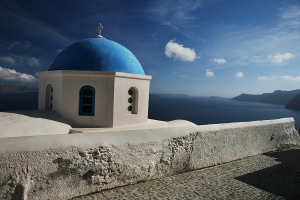 Cúpula de una iglesia en la isla de Santorini (Grecia)