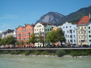 Postal: Casas típicas a orillas del río Eno (afluente del Danubio), a su paso por Austria