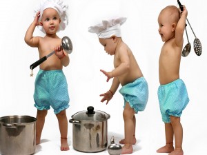 Bebés jugando a ser cocineros