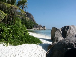 Playa de arena blanca en la isla de La Digue, Seychelles