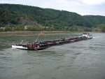 Tráfico fluvial en barcaza por el río Rin