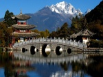 Puente de piedra en la antigua ciudad de Lijiang, China