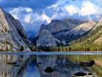 Lago Tenaya en el Parque Nacional de Yosemite (California, Estados Unidos)