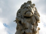 Estatua de un león en la Escuela Secundaria de Westminster (Ontario, Canadá)