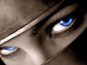 Mujer de ojos azules