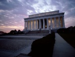 Vista nocturna del Monumento a Lincoln, en Washington D. C.