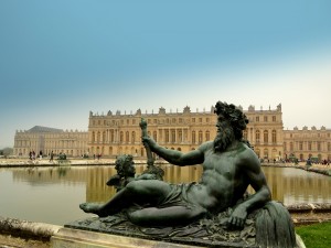 Estatua con el Palacio de Versalles al fondo (Francia)