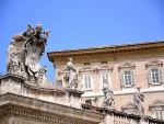 Esculturas de piedra en un edificio de la Ciudad del Vaticano
