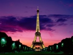 La Torre Eiffel dorada, de noche