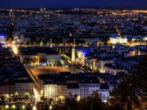 Postal: Vista panorámica de la ciudad de Lyon (Francia) de noche