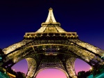 La Torre Eiffel vista desde la base (París)